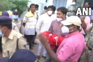 தந்தை கண் முன்னே பரிதாபமாக உயிரிழந்த மகன்