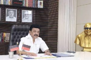 “என்னை அந்த இடத்தில் பிடித்தார்” பாலிவுட் நடிகை பரபரப்பு தகவல்