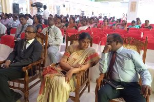 யாழில் அரை நிர்வாணமாக மது போதையில் அரச பணியாளர் செய்த மோசமான செயல்!