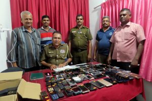 பலத்த பாதுகாப்புக்கு மத்தியில் அமளி துமளியுடன் மட்டக்களப்பு மாவட்ட அபிவிருத்தி மீளாய்வுகூட்டம்