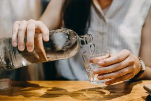 நீதிமன்ற ஆவணங்களை அழிக்க மென்று தின்ற சட்டதரணி கைது!