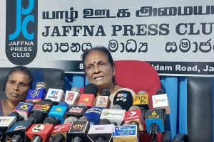 அமெரிக்காவில் கறுப்பின இளைஞர்மீது நாயை ஏவிவிட்ட பொலிஸார்!