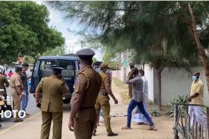 இந்தோவில் ஹிஜாப் சரியாக அணியாத்தால் மாணவிகளுக்கு வழங்கப்பட்ட தண்டனை – ஆசிரியர் சஸ்பெண்ட்!