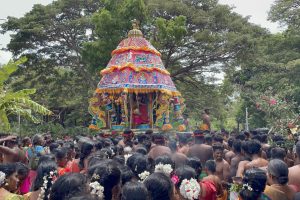 யாழில் நடுவீதியில் தீப்பற்றி எரிந்த வாகனம்!