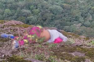 முட்புதரிலிருந்து ஆணின் சடலம் நிர்வாணமாக மீட்பு