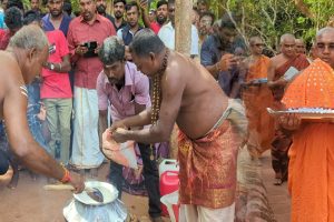 மலேசியாவில் சாலையில் மோதிய விமானம்! 10 பேர் உயிரிழப்பு