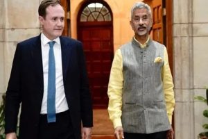 கையடக்க தொலைபேசி தருவதாக கூறி அரச அதிகாரி செய்த மிக மோசமான செயல்
