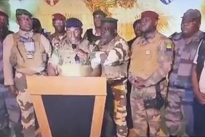 சங்குபிட்டி பாலத்திற்கு அருகாமையில் கொமர்ஷல் வங்கி கிளை ஊழியர்களால் சுத்திகரிப்பு