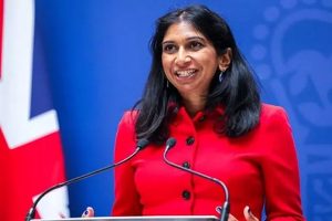 இந்தியாவின் தேசியக் கொடியை அவமதித்த உக்ரைன் பாடகி?