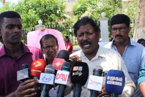 மகளிர் உரிமைத் தொகைக்காகல் குவிந்த முதியவர்களை ஒருமையில் திட்டிய ஊழியர் (வீடியோ)