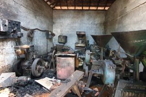 பிரான்ஸ் அபாயா தடை: பள்ளி முதல்வருக்கு கொலை மிரட்டல் விடுத்த தந்தை கைது