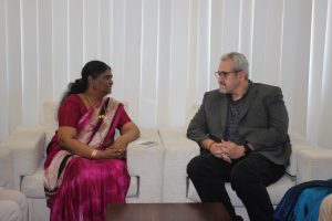 பிரான்சில் சார்லஸ் மன்னருக்கு வழங்கப்பட்ட பிரபல கால்பந்து அணி ஜெர்சி