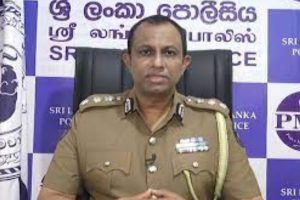 விறகு வெட்டுவதற்காக காட்டுக்குச் சென்றவருக்கு காத்திருந்த அதிர்ச்சி