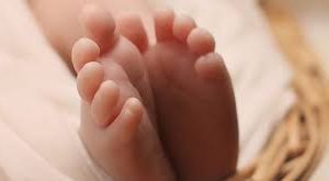 அயர்லாந்தில் ஆயிரக்கணக்கான மக்கள் முன் புறக்கணிக்கப்பட்ட கறுப்பின சிறுமி…(வீடியோ)