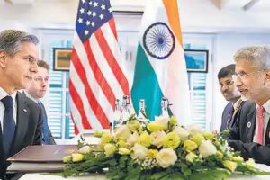புகையிரதத்துடன் மோதி விபத்துக்குள்ளான லொறி : ஒருவர் பலி!