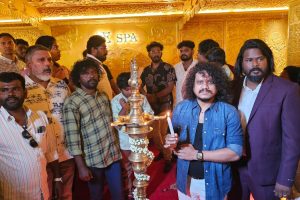 தங்கத் தேர் போல நடந்து வந்த ஷிவாஷி நாராயணனைப் பார்த்து சொக்கிப்போன ரசிகர்கள்
