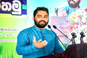 கைகளில் கோப்பைகளை ஏந்தி போராட்டத்தை முன்னெடுத்த கால்நடை பண்ணையாளர்கள்!