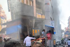 தென்சீன கடலில் ஏற்பட்ட பரபரப்பு : அமெரிக்க போர் விமானத்தை இடைமறித்த சீன விமானம்!