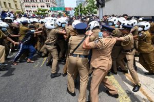 சியாரன் புயல் பாதிப்பு : இங்கிலாந்தில் படகு சேவைகள் இரத்து!
