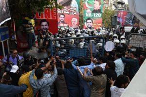 பிரான்சில் மெக்டொனால்டு வளாகத்தில் நடந்த துப்பாக்கிச் சூட்டில் இருவர் பலி