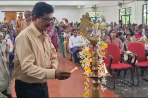 மின் நிலுவையை வசூலிக்க சென்ற அதிகாரிகளை நாய்களை ஏவி விட்டு கடிக்க செய்த குடும்பம் !