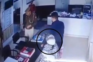 பவர் ஸ்டாருக்கு பிடிவாரண்ட்.. அப்படி என்ன பண்ணிட்டார்?