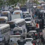 பாரிஸ் நகருக்குள் செல்லும் முக்கிய சாலைகளை முற்றுகையிட தயாராகும் விவசாயிகள்