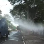 அமெரிக்காவில் நெடுஞ்சாலை அருகே விழுந்து விபத்துக்குள்ளான சிறிய விமானம்: ஐவர் பலி!