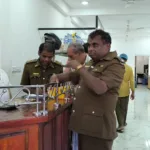 தினமும் பாடசாலைக்கு குடித்து விட்டு வந்த ஆசிரியர்… மாணவர்கள் செய்த செயல் !