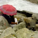 சுவிஸ் ஆல்ப்ஸ் மலையில் விழுந்து நொருங்கி ஹெலிகாப்டர்!! மூவர் பலி