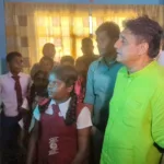 ஓடும் ரயிலில் திடீரென ஸ்பைடர் மேனாக மாறிய வாலிபர்… வைரலாகும் வீடியோ!