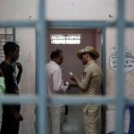 ஹெலிகாப்டரில் ஏறும் போது தவறி விழுந்த மம்தா பானர்ஜி