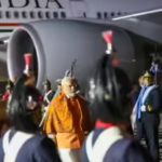 அமெரிக்காவில் எரிமலை வெடித்து சிதறும்போது காதலை தெரிவித்த நபர்!