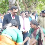 ஹீத்ரோ (Heathrow) விமான நிலையத்தில் பற்றி எரிந்த கார் – வைரலாகும் காணொளி!