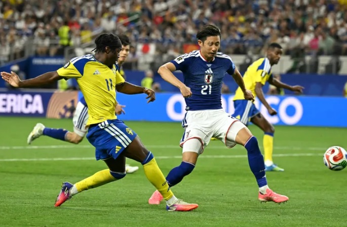 Sweden's forward Anthony Elanga shoots but fails to score next to Japan's defender Hiroki Ito during the 2026 World Cup Group F football match at Dallas Stadium in Arlington on June 25, 2026