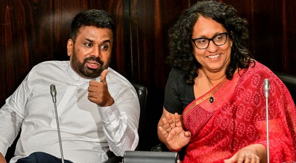 தேசிய மக்கள் சக்திக்குள் பிளவு ஏற்பட்டுள்ளது எனக் கூறப்படுகின்றது. ஜனாதிபதி அநுர குமார திஸாநாயக்க ஜே.வி.பியிலும், பிரதமர் ஹரினி அமரசூரிய தேசிய மக்கள் சக்தியிலும் இருக்கின்றனர்.
