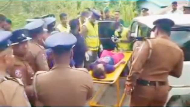 வைத்தியசாலை வளாகத்தில் இருந்து சடலமாக பெண் மீட்கப்படும் காட்சி. பொலிஸார் சம்பவ இடத்துக்கு வந்து, கள ஆய்வை மேற்கொண்டனர்.