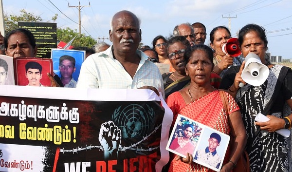 செம்மணியில் இன்று நடைபெற்ற போராட்டத்தில் பெருமளவானோர் பங்கேற்றனர்.