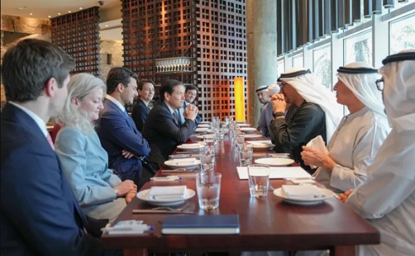 அமெரிக்க ராஜாங்கச் செயலர் மார்கோ ரூபியோ Marco Rubio மற்றும் ஐக்கிய அரபு அமீரகத்தின் ஜனாதிபதி ஆகியோருக்கிடையிலான சந்திப்பின்போது எடுக்கப்பட்ட படம்.