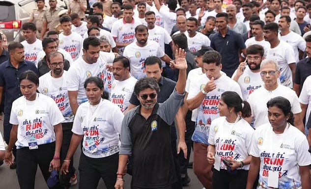 இந்த ஓட்டத்தை தொடங்கி வைப்பதற்கு முன்னதாக போதைப்பொருள் எதிர்ப்பு குறித்து விழிப்புணர்வு வாசகத்தை முதல்வர் விஜய் எழுதினார்.