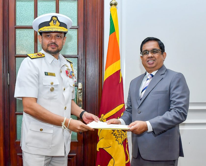 டேமியன் பெர்னாண்டோ, ஜெனரல் சேர் ஜோன் கொத்தலாவல பாதுகாப்புப் பல்கலைக்கழகத்தில் பாதுகாப்பு ஆய்வுகளுக்கான முதுமாணிப்(Master of Defence Studies) பட்டத்தையும், லண்டன் கிங்ஸ் கல்லூரியில் சர்வதேச பாதுகாப்பு மற்றும் மூலோபாய ஆய்வுகளுக்கான முதுமாணிப் (Master of Arts in International Security and Strategy) பட்டத்தையும் பெற்றுள்ளார்.