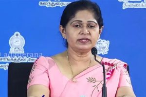 சீனாவில் விநோதம் – மண்டியிட்டு யாசகம் கேட்கும் ரோபோ