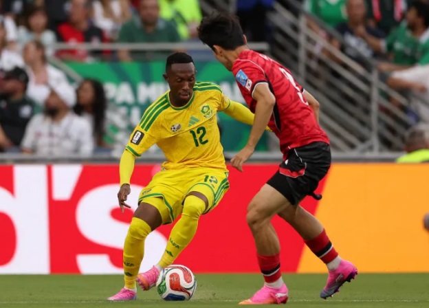 South Africa's forward 12 Thapelo Maseko controls the ball as he's defended by South Korea's defender #03 Lee Gi-hyuk during the 2026 World Cup Group A football match between South Africa and South Korea at the Monterrey Stadium in Guadalupe, Mexico, on June 24, 2026.