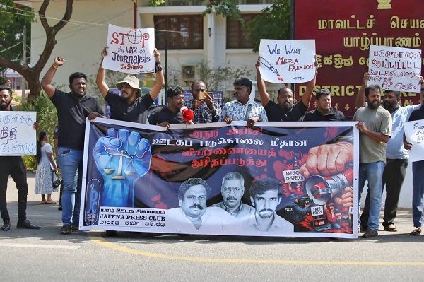 படுகொலை செய்யப்பட்ட ஊடகவியலாளர்கள் மற்றும் ஊடக நிறுவனங்கள், ஊடகவியலாளர்கள் மீதான வன்முறைத் தாக்குதல்கள் தொடர்பில் நீதியான விசாரணைகளை உடனடியாக மேற்கொள்ளுமாறு வலியுறுத்தி, யாழ்ப்பாணம் மாவட்டம் செயலகத்துக்கு முன்பாக ஊடகவியலாளர்கள் இன்று போராட்டத்தில் ஈடுபட்டனர்.