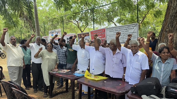 யாழ்ப்பாணம், வலிகாமம் வடக்கு பகுதிகளில் உயர் பாதுகாப்பு வலயங்களாகத் தடுத்து வைக்கப்பட்டுள்ள தமது சொந்தக் காணிகளை விடுவிக்கக் கோரி, காணி உரிமையாளர்கள் இன்று வெள்ளிக்கிழமை 12 ஆவது வாரமாகவும் அமைதியான முறையில் போராட்டத்தை முன்னெடுத்தனர்.