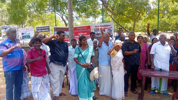 யாழ்ப்பாணம், வலிகாமம் வடக்கு பகுதிகளில் உயர் பாதுகாப்பு வலயமாகத் தொடரும் தமது பூர்வீகக் காணிகளை விடுவிக்கக் கோரி, காணி உரிமையாளர்கள் இன்று வெள்ளிக்கிழமை 13 ஆவது வாரமாகவும் அமைதி வழியில் போராட்டத்தை முன்னெடுத்தனர்.