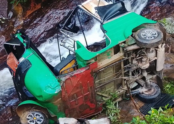 நுவரெலியா மாவட்டம், மஸ்கெலியா, நல்லத்தண்ணி பொலிஸ் பிரிவுக்குட்பட்ட மோகினி எல்ல நீர் வீழ்ச்சி பகுதியில் இன்று (22) காலை இடம்பெற்ற விபத்தில் இருவர் பலியாகியுள்ளனர். மேலும் மூவர் படுகாயம் அடைந்துள்ளனர்.