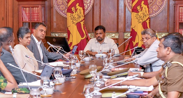 சிறைச்சாலை கட்டமைப்பில் தற்போது எழுந்துள்ள பிரச்சினைகள் மற்றும் அவற்றைத் தீர்க்க எடுக்க வேண்டிய நடவடிக்கைகள் தொடர்பான கலந்துரையாடல் ஜனாதிபதி அநுர குமார திசாநாயக்க தலைமையில் இன்று (20) முற்பகல் ஜனாதிபதி அலுவலகத்தில் நடைபெற்றது.