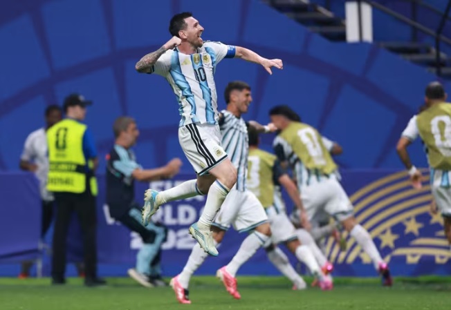 FIFA உலகக் கோப்பை கால்பந்து தொடரில் எகிப்து அணியை 3-2 என்ற கோல் கணக்கில் வீழ்த்தி அர்ஜெண்டினா அணி த்ரில் வெற்றி பெற்றது .