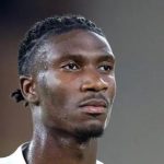 மொனாக்கோ அணியின் மத்தியகள ஆட்டக்காரர் (Midfielder) அலட்ஜி பாம்பாவை (Aladji Bamba) நியூகேஸில் யுனைடெட் (Newcastle United) கால்பந்து அணி ஒப்பந்தம் செய்துள்ளது.